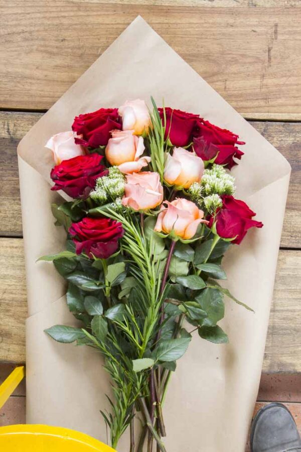 Bouquets de Rosas FIERCE POWER con fillers en 50cm - Imagen 3
