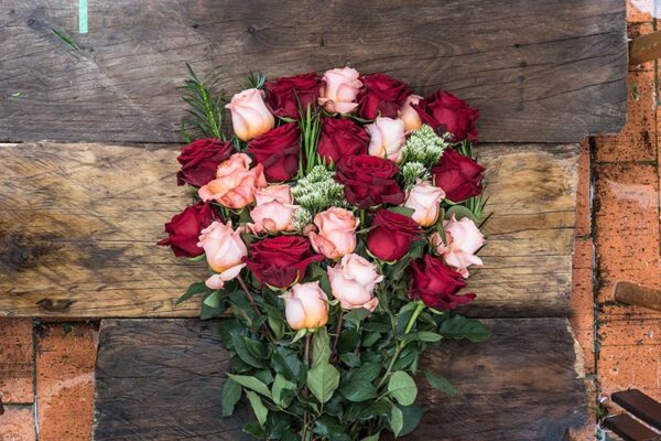 Bouquets de Rosas FIERCE POWER con fillers en 50cm - Imagen 4