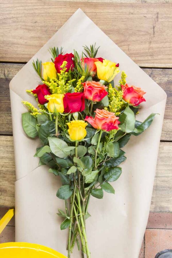 Bouquets de Rosas SUMMER VIBE con fillers en 50cm - Imagen 3