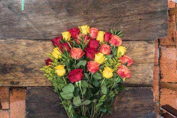 Bouquets de Rosas SUMMER VIBE con fillers en 50cm - Imagen 4