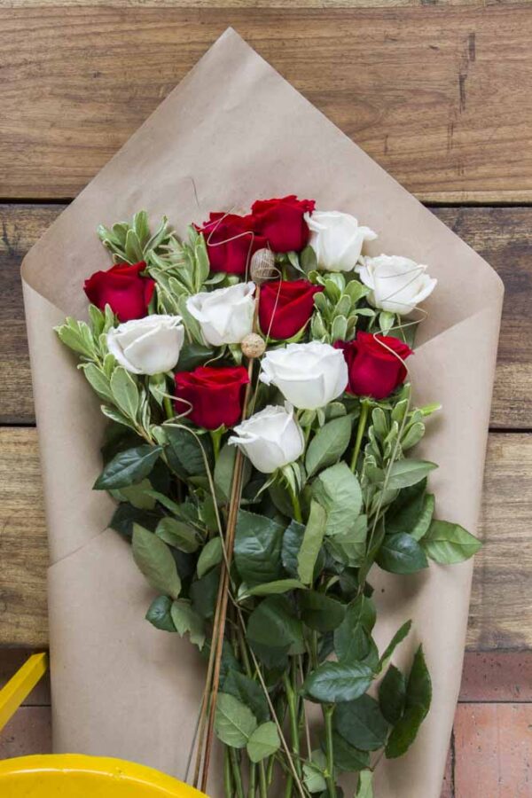 Bouquets de Rosas WONDERS con fillers en 50cm - Imagen 3