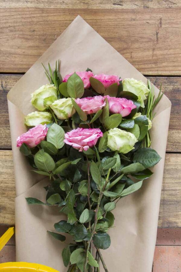 Bouquets de Rosas PURITY WHISPER con fillers en 50cm - Imagen 3